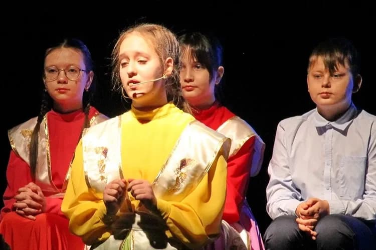 В Биробиджане представили премьеру спектакля «Мудрые еврейские сказки»