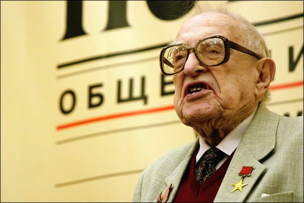 Борис Ефимов: с усмешкой жизнь запечатлел он росчерком пера