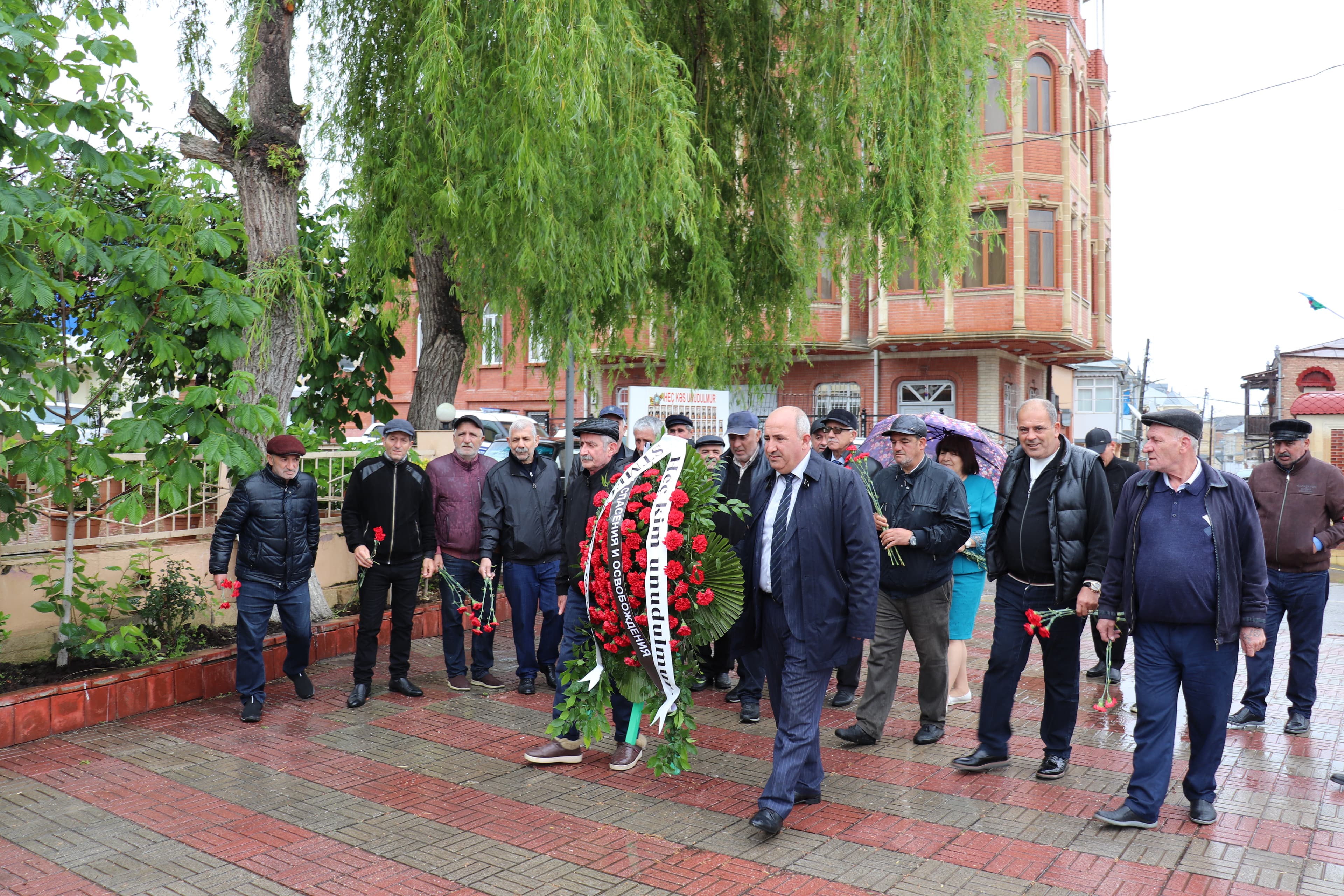 Венки к памятнику Неизвестному солдату: 26 Ияра в Красной Слободе