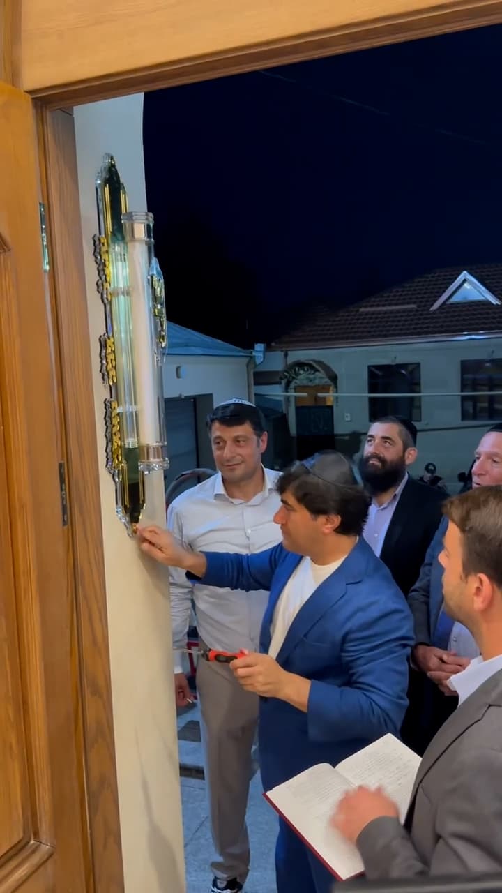 Год Нисанов и Герман Захарьяев установили мезузы в Музее горских евреев в Красной Слободе