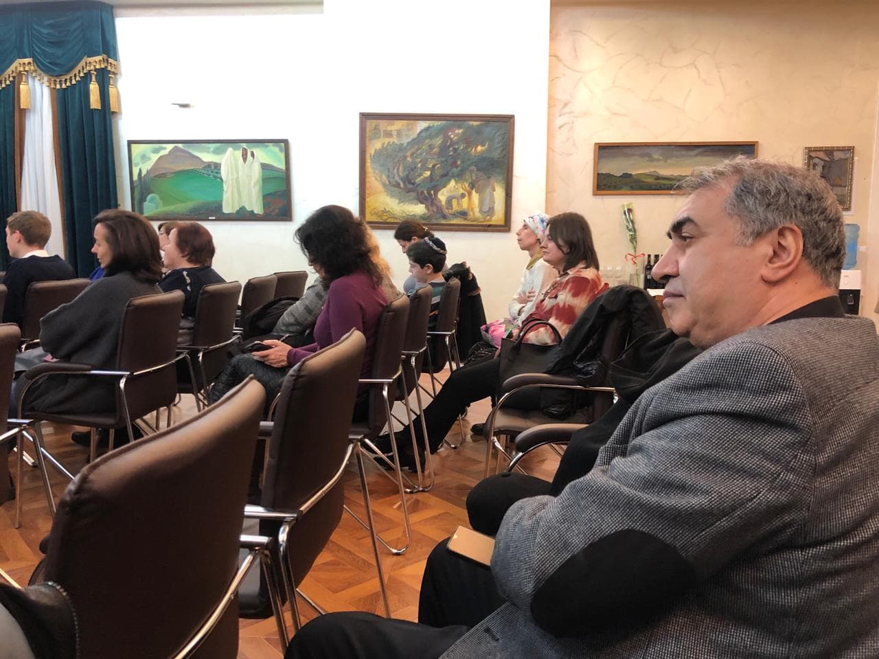 «Добавить красок света и добра»: выставка работ Тамары Анисимовой в ОГЕ