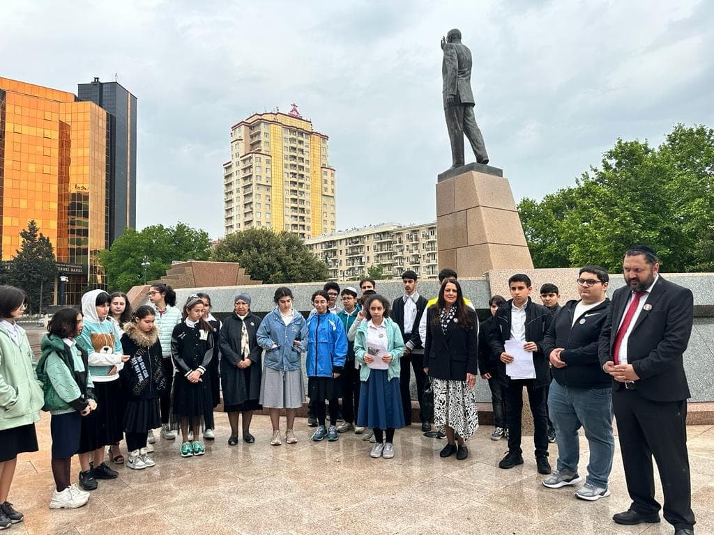 Учащиеся бакинской еврейской школы почтили память Гейдара Алиева