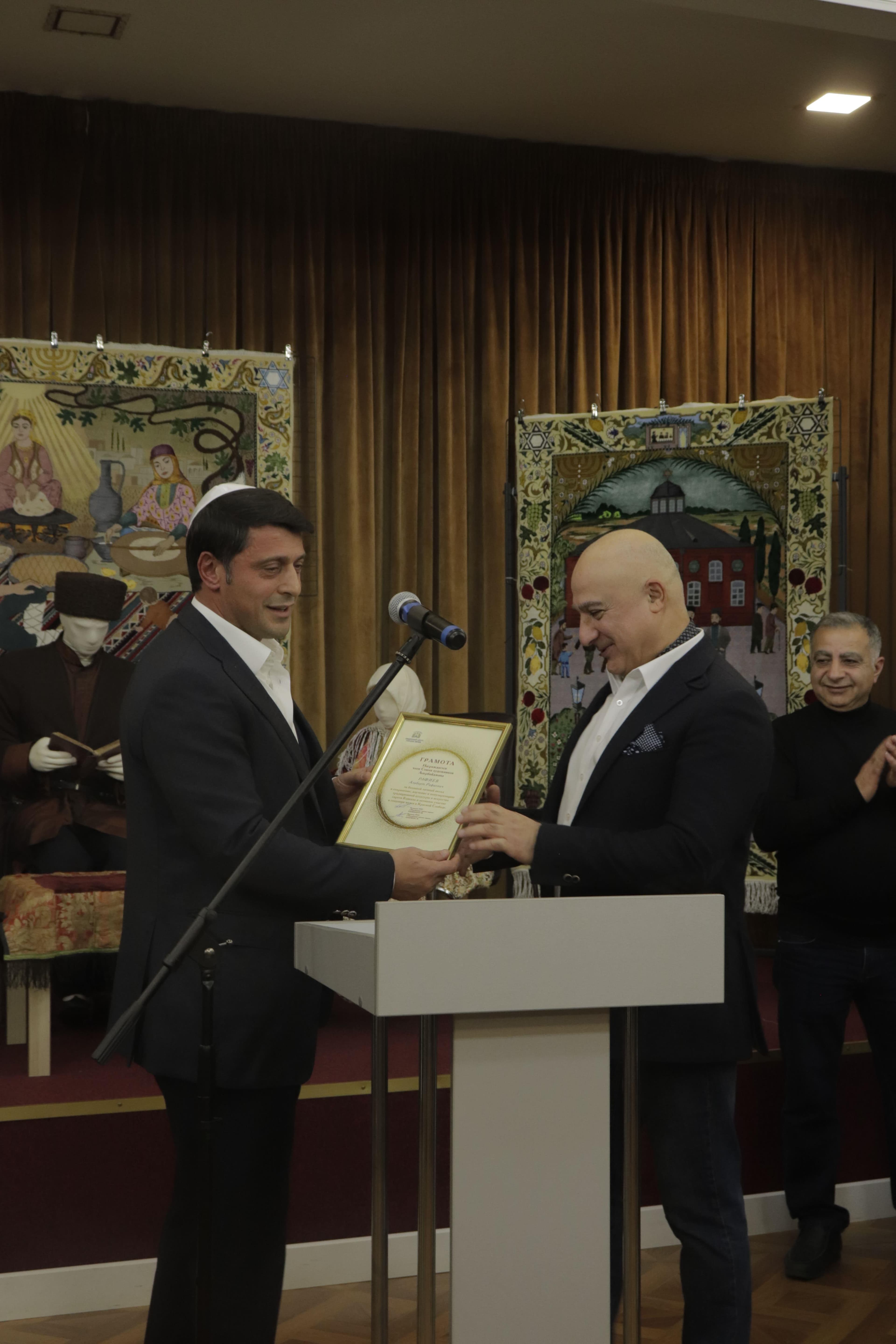 Персональная выставка Альберта Рафиева открылась в ОГЕ