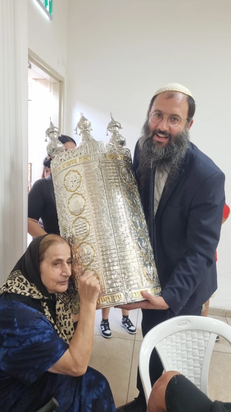 В синагогу «Оэль Шушана» в Хадере внесли свиток Торы