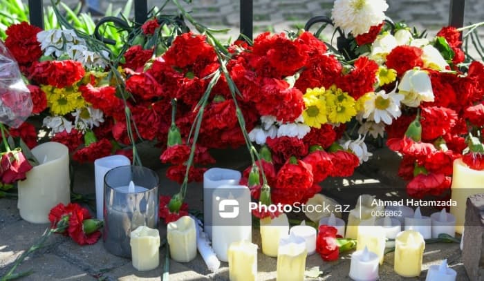 Бакинцы несут цветы к посольству Израиля в Азербайджане