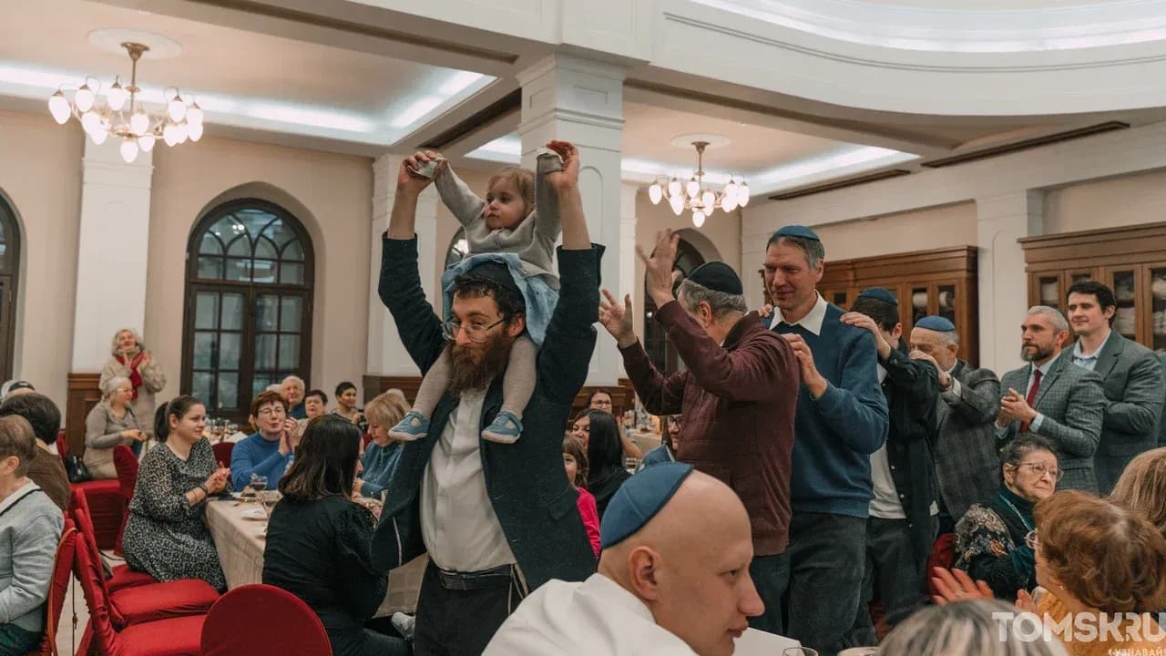 Евреи Томска зажгли свечи Хануки на ледяной меноре