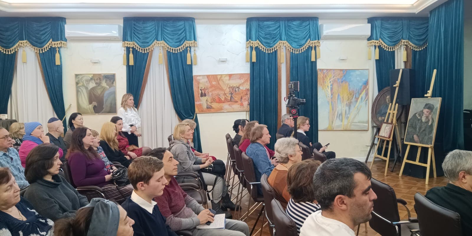 «Добавить красок света и добра»: выставка работ Тамары Анисимовой в ОГЕ