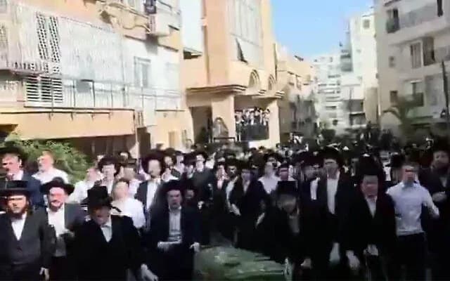Беспорядки в Бней-Браке: двух женщин-военнослужащих от толпы харедим спасла полиция