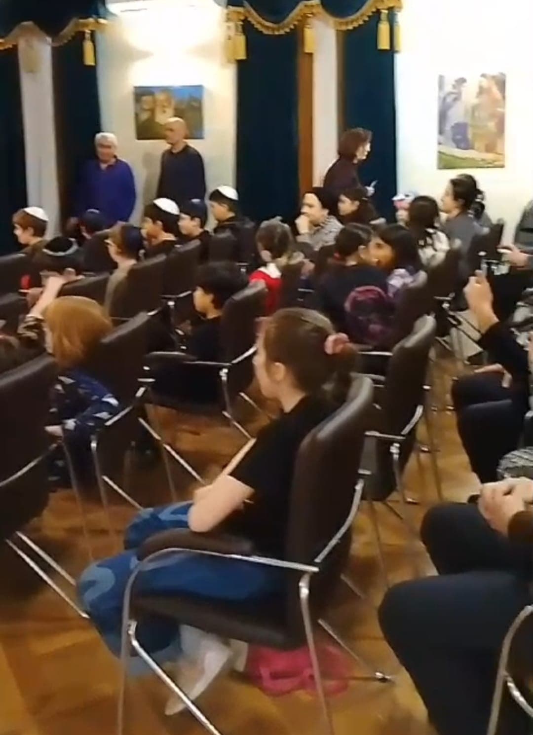 Мини-спектакль на джуури представили воспитанники клуба «Симха» при ОГЕ