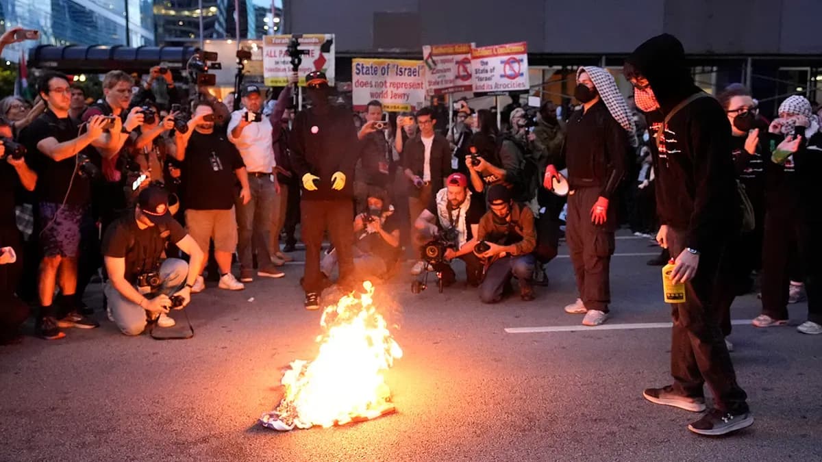 В Чикаго протестующие сожгли израильский флаг и пытались штурмовать консульство Израиля