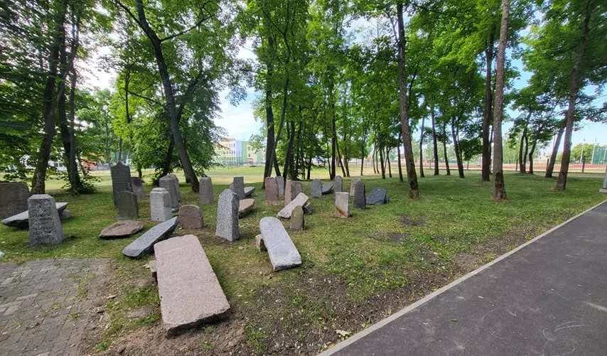 В Даугавпилсе из недавно найденных еврейских надгробий создали мемориал городским евреям