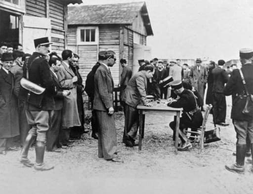 Историческую вину лидера режима Виши ставят под сомнение