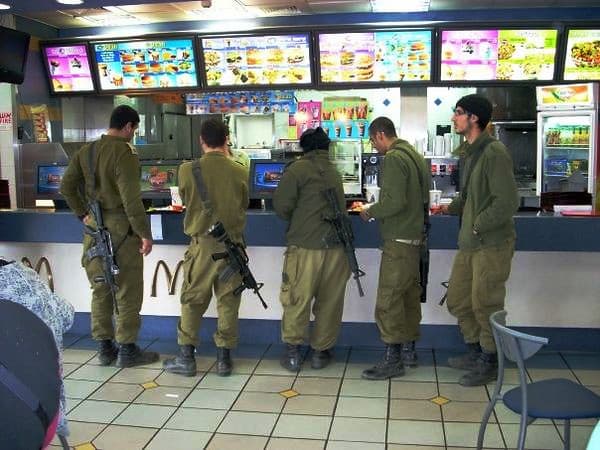 Израильский McDonald's вызвал гнев ряда филиалов сети в мире за бесплатную раздачу еды солдатам ЦАХАЛа