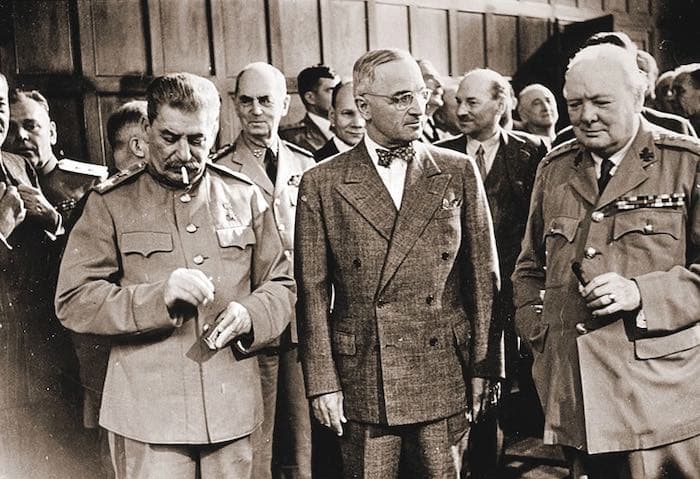 Дочь Евгения Халдея рассказала истории шести самых известных его фотографий