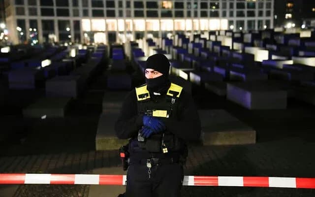 Напавший с ножом на туриста у мемориала Холокоста в Берлине сириец получил 13 лет