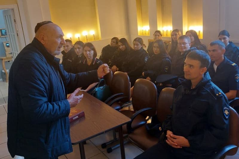 Следователи УМВД и студенты-юристы побывали с экскурсией в биробиджанской синагоге «Бейт Менахем»