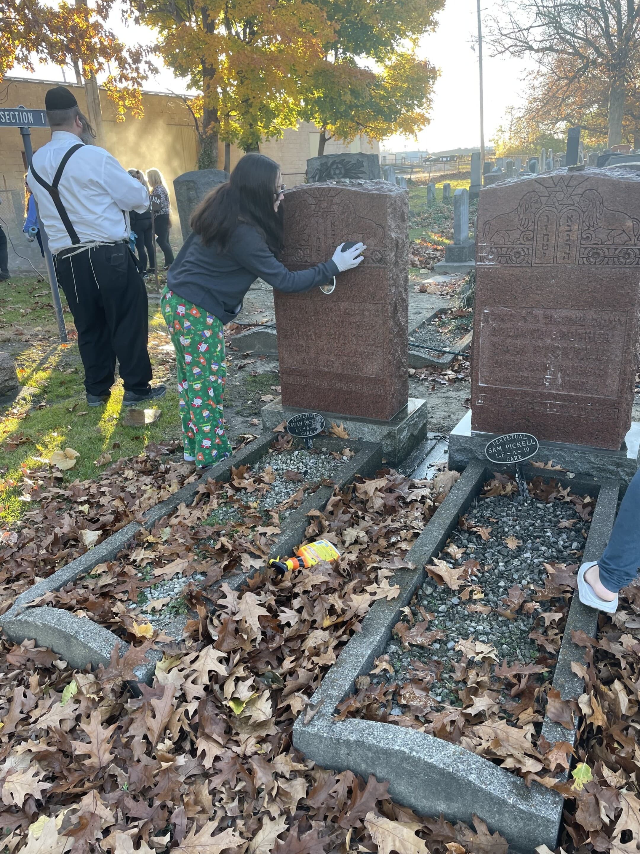 В Кливленде осквернено еврейское кладбище. Памятники изрисовали свастиками