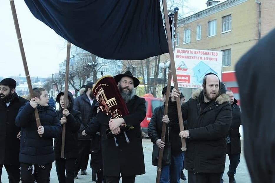 Днепровские евреи подарили бердичевским свиток Торы