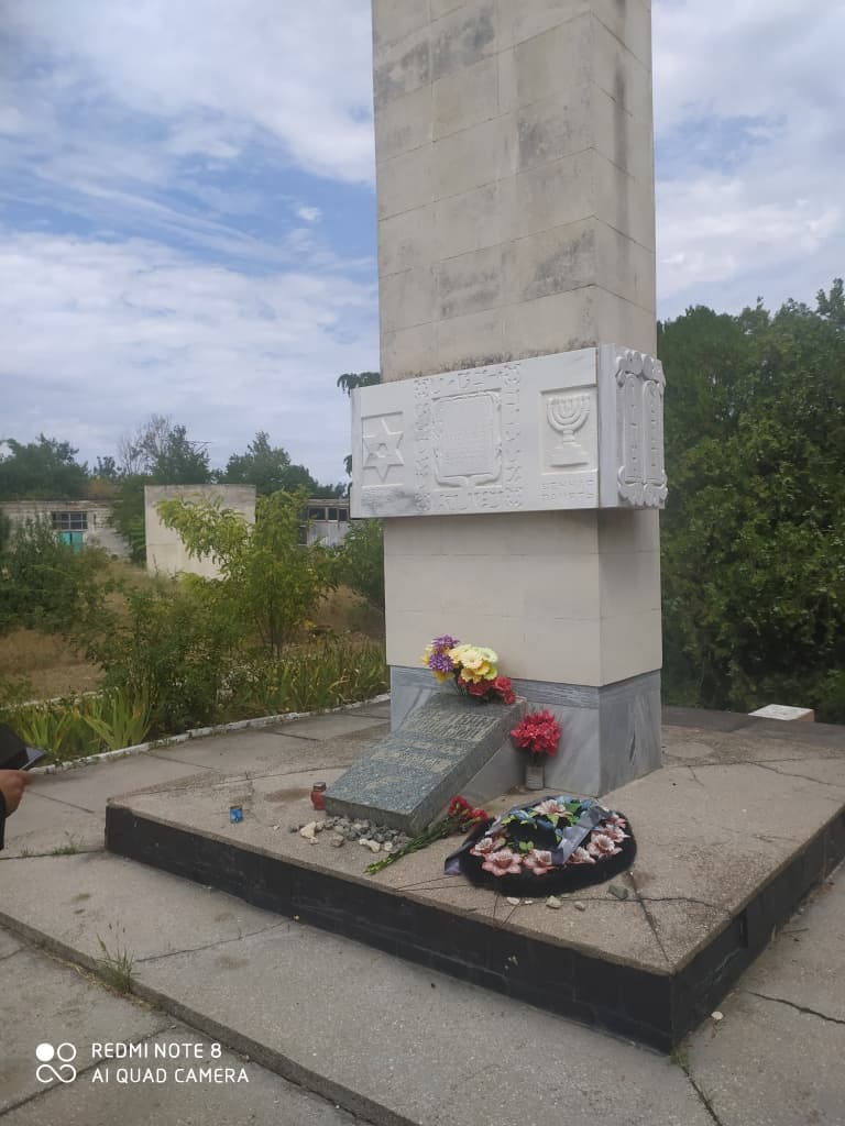 Забытый монумент жертвам Холокоста разрушается в Евпатории
