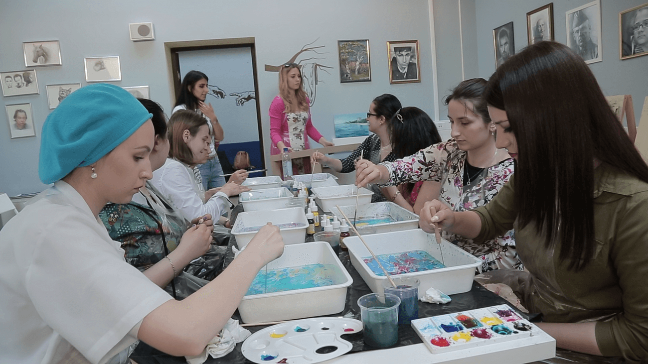 Девушки STMEGI Junior рисуют на воде