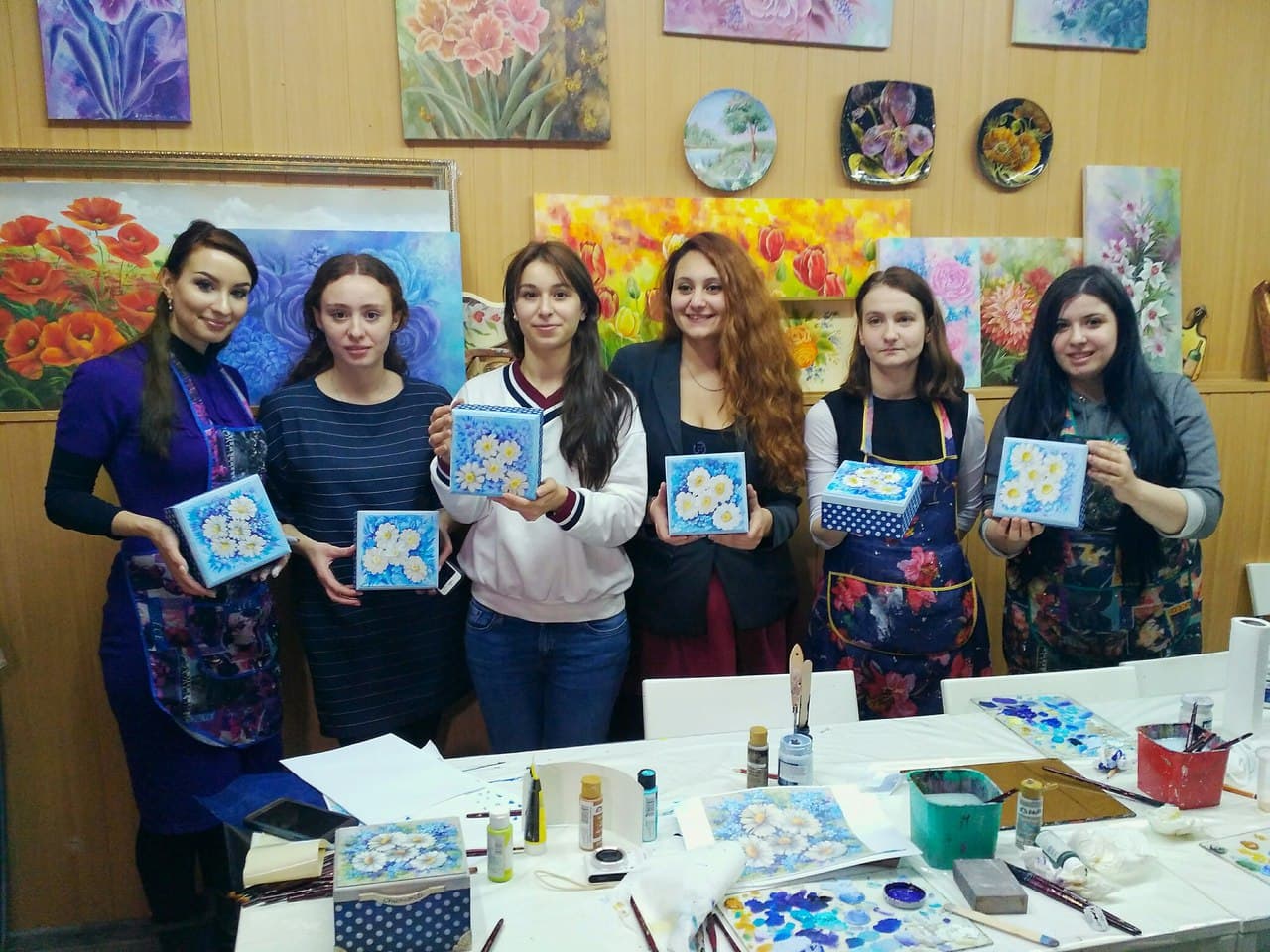 Девушки STMEGI Junior создают декоративные шкатулки