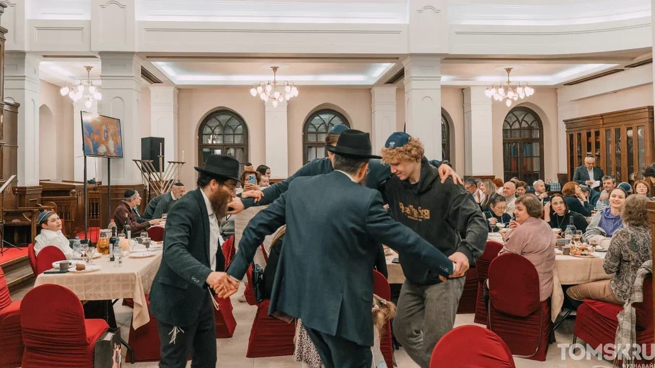 Евреи Томска зажгли свечи Хануки на ледяной меноре